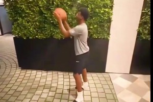 把老爸當(dāng)兄弟！名場面：布萊斯和詹姆斯比拼三分，互相噴垃圾話！