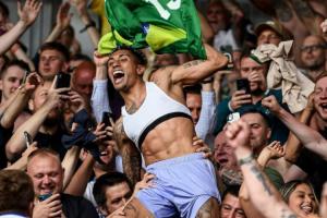 ??TNT：3年前拉菲尼亞還在為保級慶祝，現(xiàn)在他已是金球獎第5名