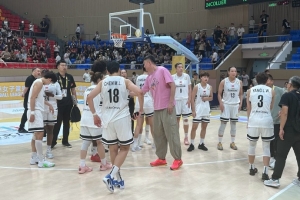 殺進FIBA亞洲女籃聯(lián)賽決賽！杜鋒賽后跟廣東女籃全隊致意