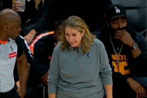 再度現(xiàn)場(chǎng)支持水星隊(duì)！哈登場(chǎng)邊觀戰(zhàn)WNBA季后賽水星VS山貓