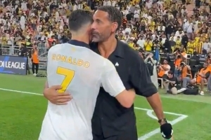 老友相見！C羅擁抱前來觀戰(zhàn)的費(fèi)迪南德，兩人親切交流