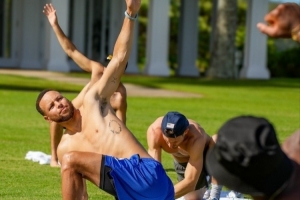 訓(xùn)練師：庫(kù)里力量的增長(zhǎng)對(duì)適應(yīng)艱苦的比賽有幫助 老詹也很懂這點(diǎn)