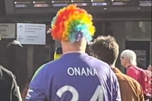 曼聯(lián)跟隊(duì)記者曬球迷穿奧納納球衣，該球迷還戴了頂小丑假發(fā)