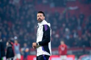 德媒：一名海登海姆球迷從看臺(tái)跌落受傷，直升機(jī)降落在球場(chǎng)上救援