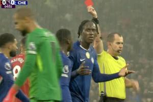 太倒霉了??查洛巴為隊(duì)友補(bǔ)鍋染紅，上輪桑切斯染紅后死亡凝視