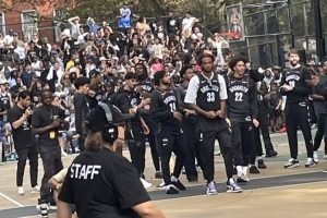 很街頭！籃網(wǎng)把訓(xùn)練&搬到了街頭公園 吸引大量球迷圍觀