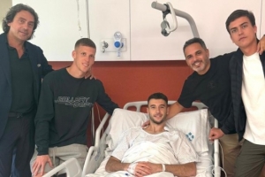 世體：奧爾莫探望手術(shù)后的霍安-加西亞，兩人同屬一家經(jīng)紀(jì)公司