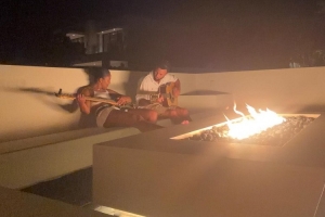 還有這一手！庫(kù)里抱著吉他與阿耶莎篝火旁浪漫合奏 享受二人世界