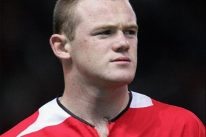 2004年的今天魯尼在曼聯(lián)首秀上演帽子戲法，253球為隊史射手王