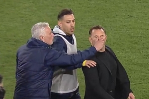 布魯克再談被穆帥捏鼻子：我承認(rèn)我倒地有點(diǎn)夸張，沒想到他會(huì)這樣