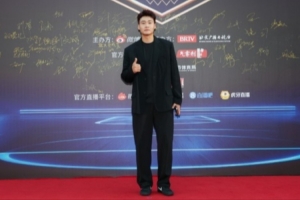 趙睿現(xiàn)身微博籃球之夜紅毯！一身黑西服帥氣登場！