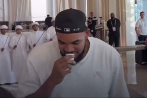 載歌載舞！尼克斯全隊抵達(dá)阿布扎比 受到當(dāng)?shù)責(zé)崃覛g迎