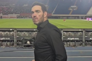 少打一人補(bǔ)時(shí)連進(jìn)兩球絕平，亞泰主帥蘇亞雷斯農(nóng)夫三拳慶祝