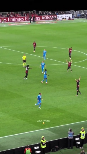 ??仰天長嘯！10人米蘭守住勝果，魔笛哨響后跪地振臂+擁抱眾人