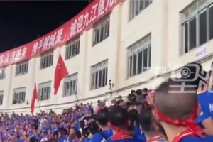 網(wǎng)傳贛超球迷被扔水瓶砸傷，警方帶走6人