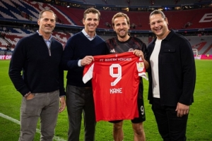 NFL傳奇球星曼寧造訪拜仁俱樂(lè)部，獲贈(zèng)凱恩的簽名球衣