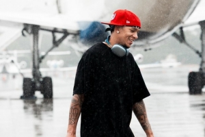 外國(guó)人不愛(ài)撐傘石錘！黃蜂球員們登機(jī) 全部淋著雨也不打傘