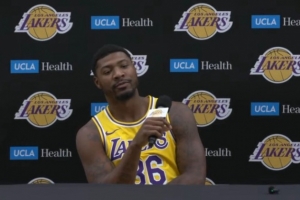 斯瑪特：我不在意首發(fā)與否 不用再費(fèi)勁防守詹姆斯感覺(jué)很棒