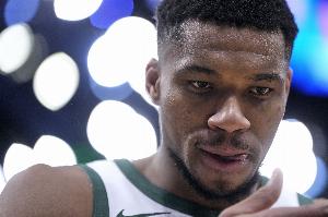 雄鹿老板表示與字母哥進(jìn)行了友好交談 字母哥一個(gè)小時(shí)后矢口否認(rèn)