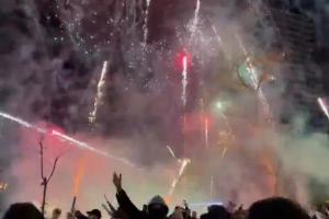 凌晨3點(diǎn)搞事??太陽(yáng)報(bào):加拉塔薩雷球迷在利物浦下榻酒店外放煙花