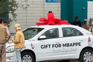 隨兒子一同來(lái)到凱拉特客場(chǎng)，赫伊森父親社媒曬阿拉木圖街頭隨拍