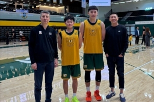 男籃教練郭士強&李昂來到舊金山大學(xué) 看望旅美小將王俊杰&趙維倫