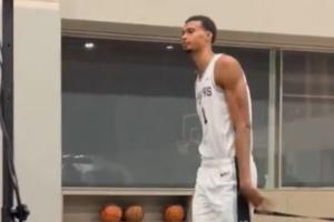 還再長高？！文班本賽季注冊(cè)身高為7尺4 上賽季為7尺3！