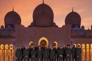 到此一游！76人曬全隊(duì)在阿布扎比地標(biāo)謝赫扎伊德清真寺合照！