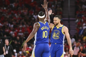 美媒發(fā)問：勇士圍繞庫里建隊三年以失敗告終 這樣值嗎？