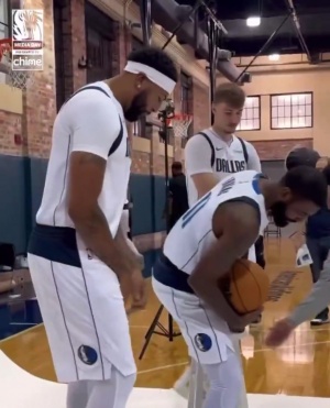 老弟有點(diǎn)拘束！三狀元拍攝定妝照 濃眉&歐文打鬧 弗拉格面無(wú)表情