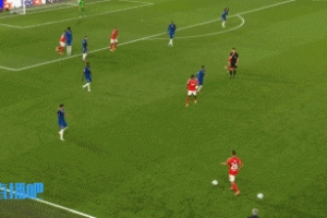 扳平心切！98分鐘場(chǎng)內(nèi)出現(xiàn)兩顆顆皮球，穆里尼奧急忙進(jìn)場(chǎng)踢走一球