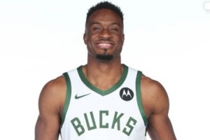 重返雄鹿！字母哥哥在社媒曬出定妝照：生涯第十三個(gè)篇章