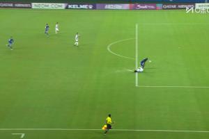 暴怒！阿蘇埃搶出單刀被絆倒，裁判未判給申花點球