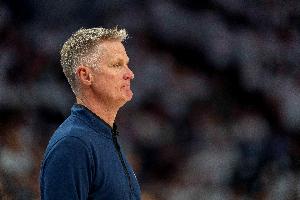 鄧?yán)S：我當(dāng)然希望科爾能長(zhǎng)期留隊(duì) 只要他愿意隨時(shí)可以續(xù)約！