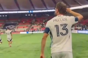 舞姿妖嬈！穆勒賽后跳舞慶祝奪冠：繼續(xù)狂歡??