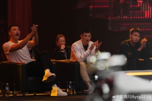 翟曉川與趙睿、方碩一起觀看王楚欽的比賽：太激動了 嗓子喊啞了