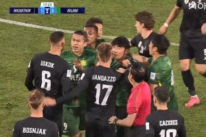 要冷靜??！池忠國飛鏟放倒對(duì)手，隨后雙方爆發(fā)沖突，裁判未出牌