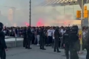 巴薩巴黎大戰(zhàn)一觸即發(fā)！大批巴黎球迷在球場前聚集并呼喊口號