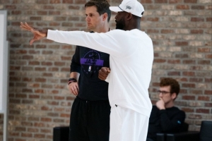 爵士曬訓(xùn)練營照片：德隆&球隊(duì)小股東韋德現(xiàn)身 貝利&樂福在列