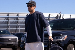 季前賽對(duì)陣湖人！太陽(yáng)曬登機(jī)照：布克帥氣亮相 馬威橙色短褲亮眼