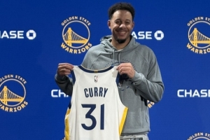 科爾：波姐更沉穩(wěn)&投籃更自信 小庫里沒打?qū)官?先做高質(zhì)量訓(xùn)練