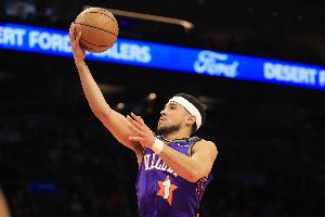 小試牛刀！布克三節(jié)19中8拿下24分2板7助1帽 正負值+22