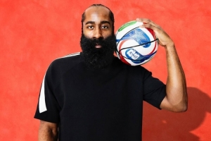 中文譯名三重浪！哈登曬與明年美加墨足球世界杯用球合照