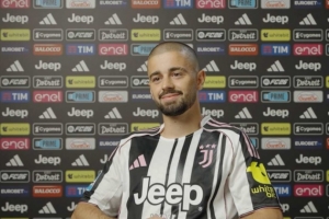 熱格羅瓦：12歲曾參加AC米蘭的訓(xùn)練營(yíng)，見(jiàn)到了卡卡、帕托等球星