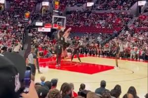 存在感十足~楊瀚森坐鎮(zhèn)籃下大帽克林根 轉(zhuǎn)頭助攻夏普超遠拋射落袋