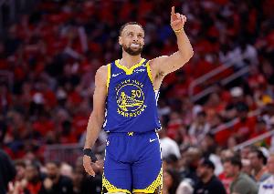 揮灑自如！庫里半場7中5得14分1板2助 三分5中3&得分全隊最高