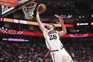 火記：申京季前賽2場(chǎng)合計(jì)16中10&32分10板19助2失誤 簡(jiǎn)直太離譜！