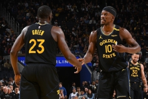 勇士呢？上支有4位35歲以上首發(fā)的球隊是2000年爵士 取得53勝29負