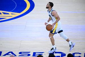 老同志狀態(tài)不錯！庫里首節(jié)三分3中2 拿到7分1板2助0失誤