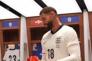 時(shí)隔7年再次為英格蘭出場，奇克獲贈(zèng)紀(jì)念帽子：很高興重返球隊(duì)